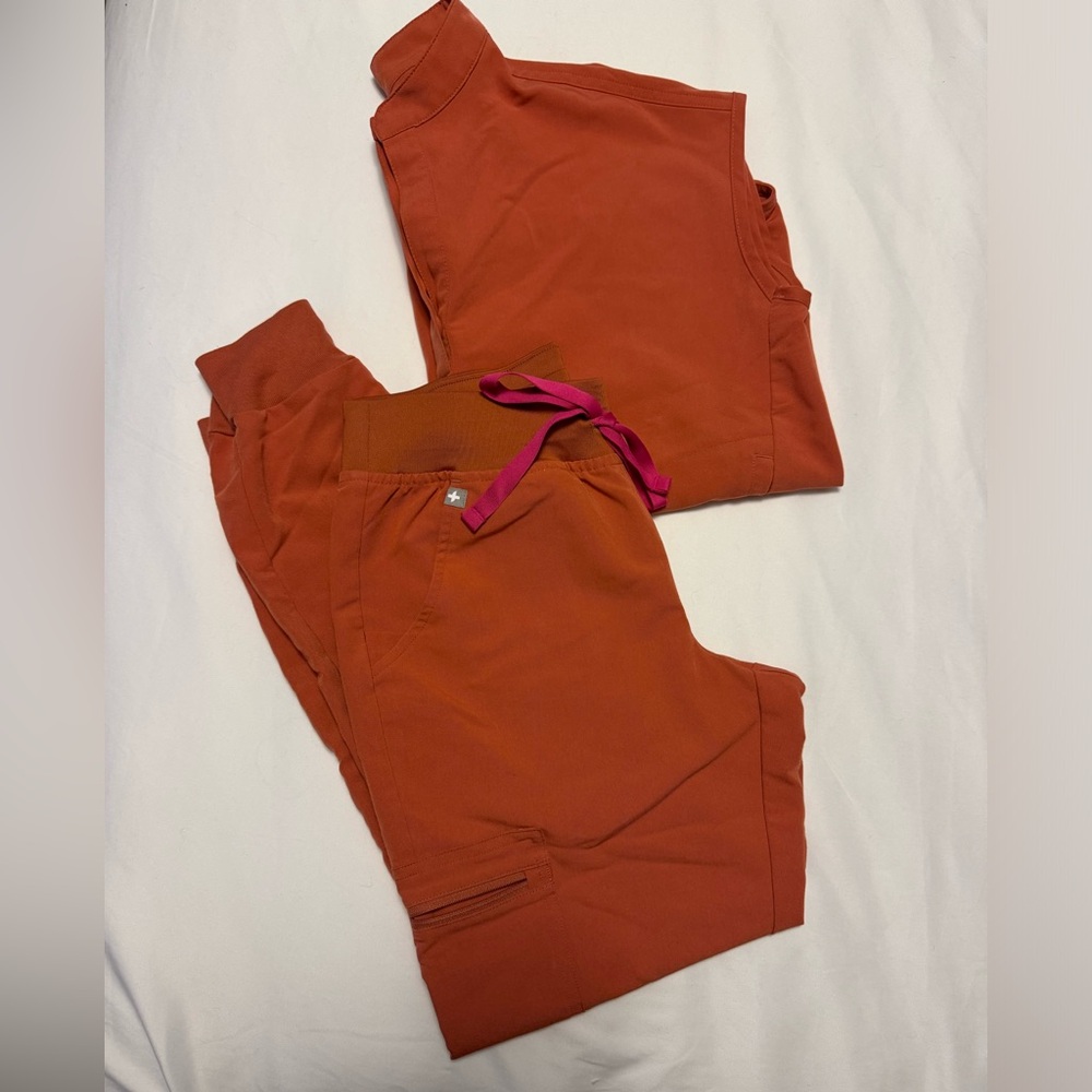 Figs Terracotta Scrubs set. Catarina top XS, Zamora jogger scrubs XSP